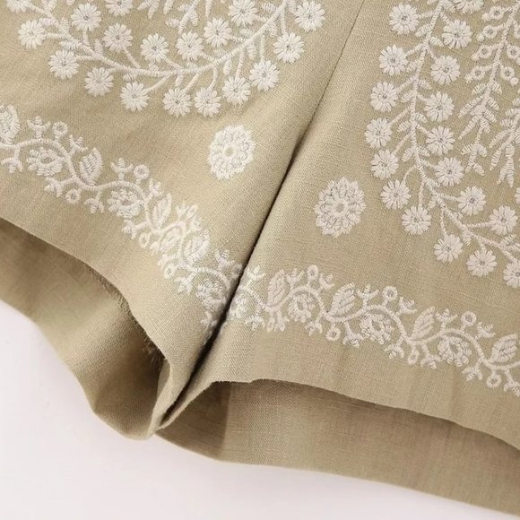 Chic and Stylish High-Waisted Embroidered Shorts, Size Medium - Picture 4 of 8